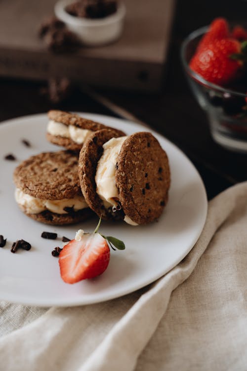 Gratis stockfoto met biscuits, bord, broodje koekjes