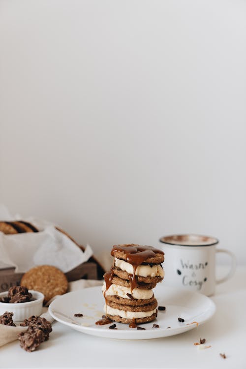 beyaz yüzey, bisküviler, Fincan içeren Ücretsiz stok fotoğraf