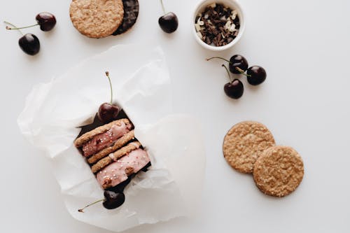 Fotobanka s bezplatnými fotkami na tému biele pozadie, čokoláda, cookie sendvič