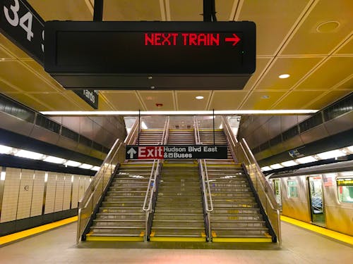 çıkış, tren, yeraltı istasyonu içeren Ücretsiz stok fotoğraf