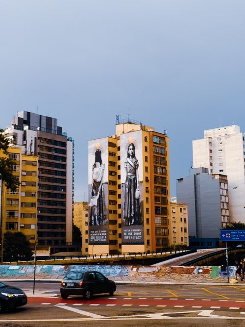 Free Colorful São Paulo skyline showcasing unique street art. Captured in natural light, city view. Stock Photo
