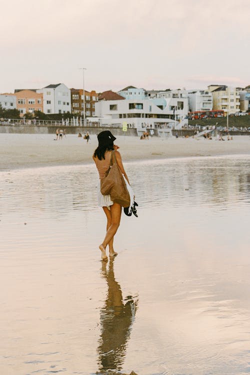 Foto profissional grátis de à beira-mar, andando, costa do oceano