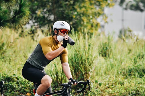 Základová fotografie zdarma na téma cyklista, helma, jízda na kole