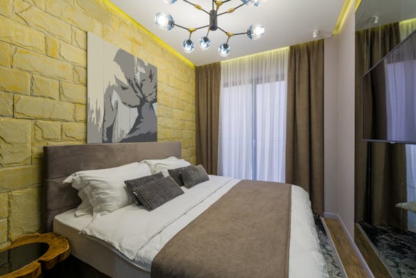 Quarto simples e arrumado num hotel económico