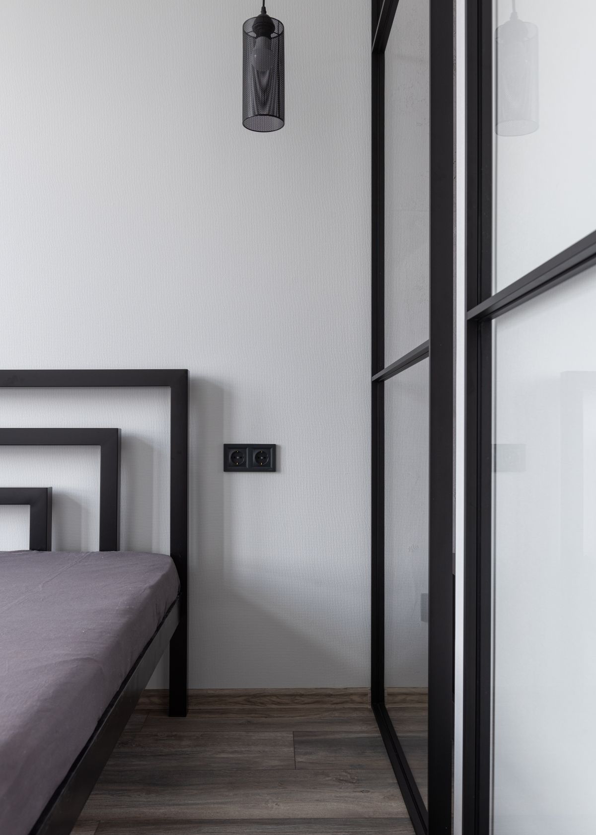 Chambre contemporaine avec un luminaire suspendu