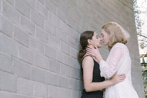 Îmbrățișare tandră între două femei