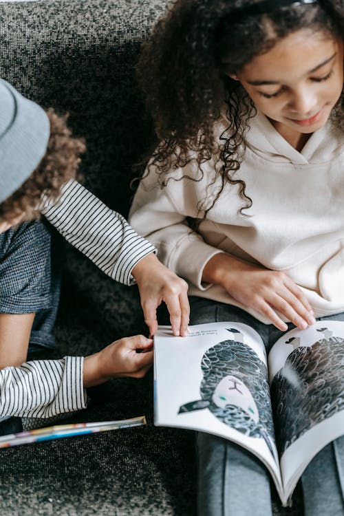 Vrouw In Wit Shirt Met Lange Mouwen Met Boek