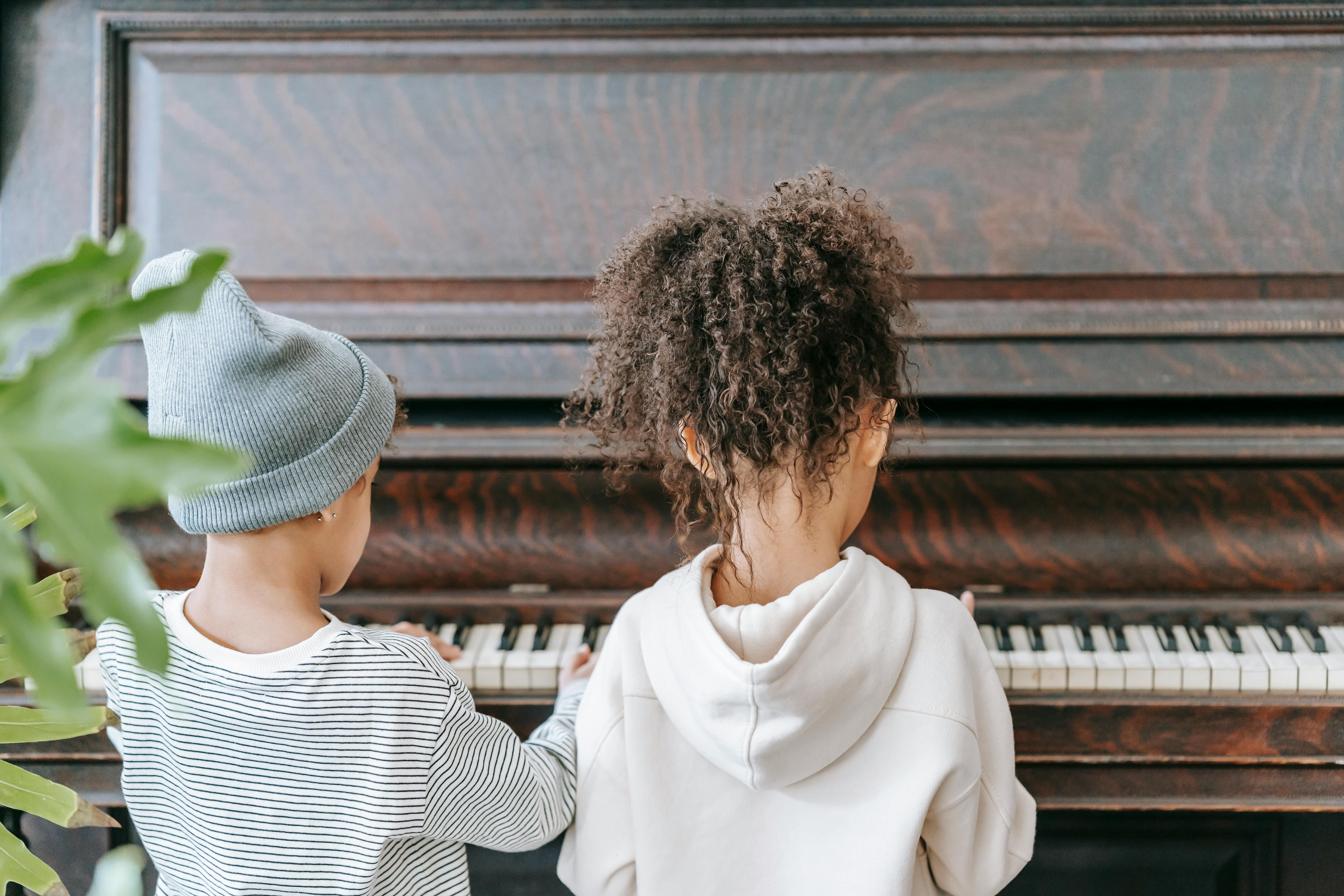 Anak-anak Afrika-Amerika bermain piano diAnak-anak Afrika-Amerika bermain piano di  