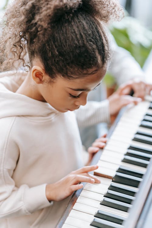 Anak Laki Laki Berkemeja Lengan Panjang Putih Bermain Piano