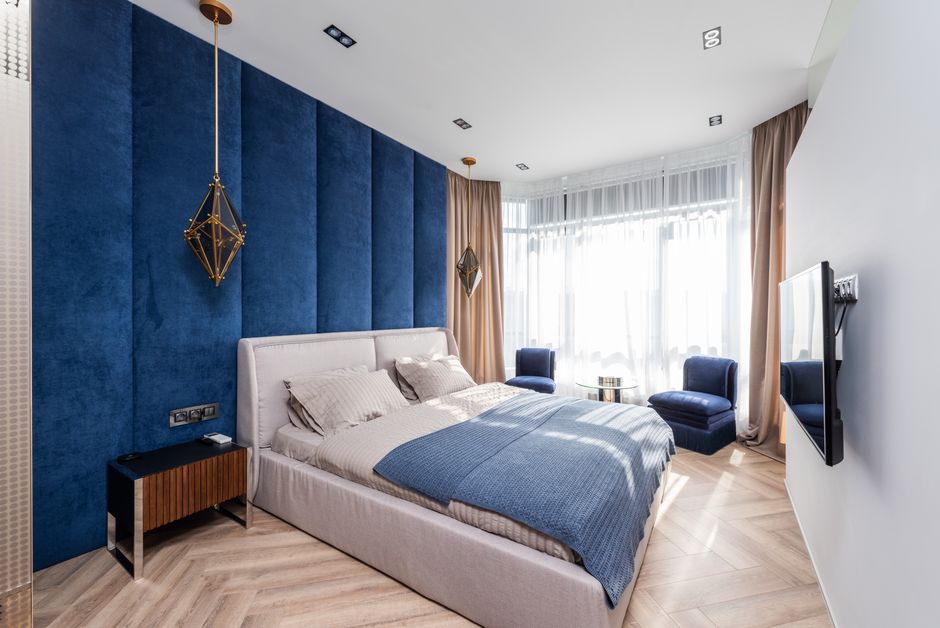 Diepblauwe gordijnen in zonnige slaapkamer. Diepblauwe gordijnen in zonnige slaapkamer.