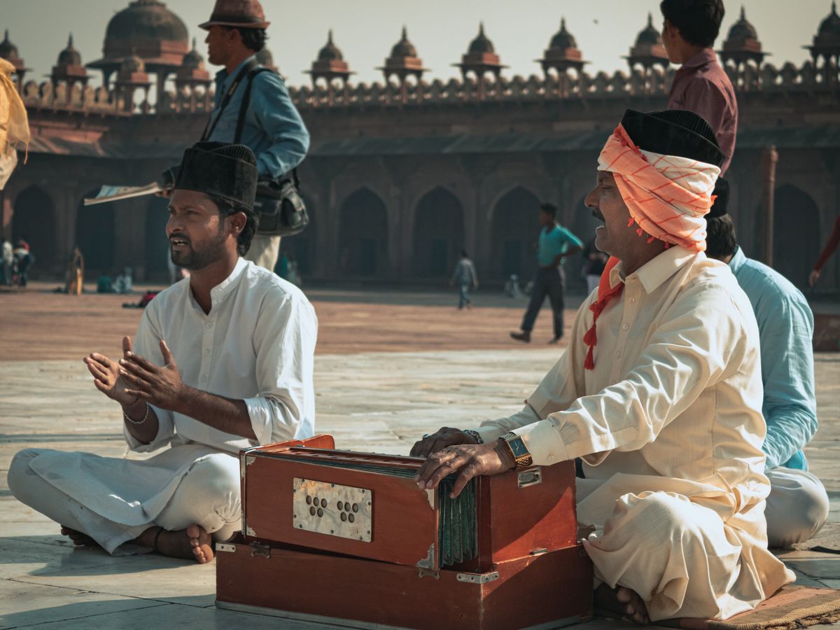 A vocal class around one tanpura