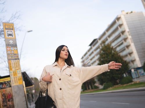 Mujer, En, Abrigo Marrón, Posición, En, Camino