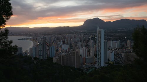 Toits De La Ville Sous Le Coucher Du Soleil Orange