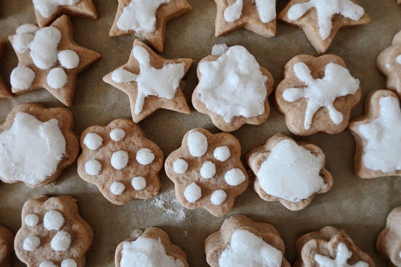 Biscuiți de turtă dulce cu glazură albă, dulciuri tradiționale de Crăciun