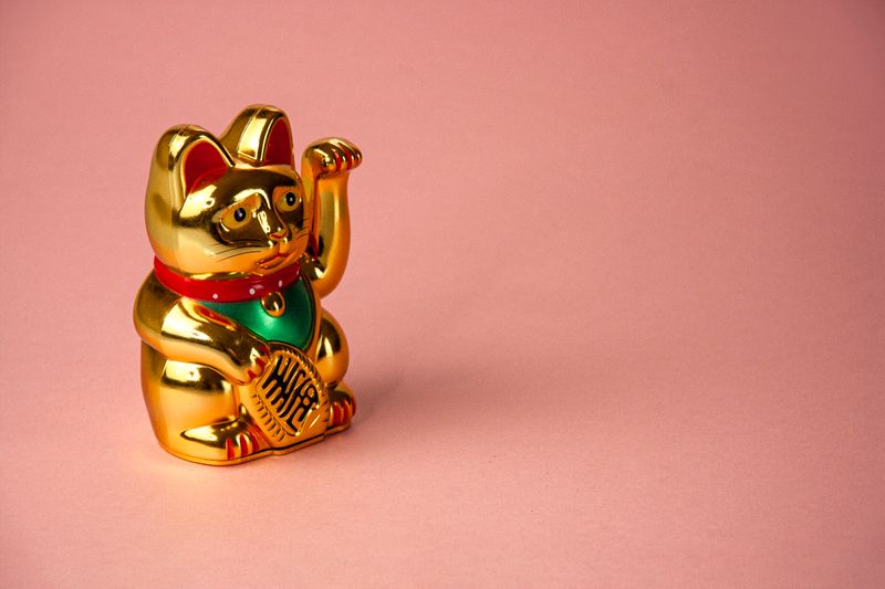 金色の招き猫が象徴する福と繁栄。宝くじ強運鑑定のイメージ