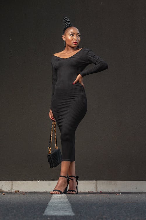 Gratis stockfoto met Afro-Amerikaanse vrouw, benen gekruist, elegant