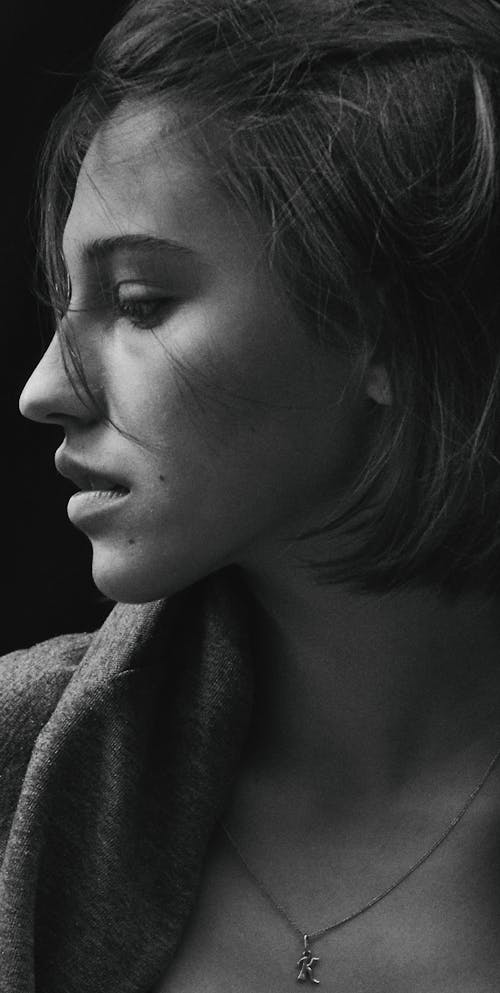 Free Grayscale Photo of Woman's Side Face Stock Photo