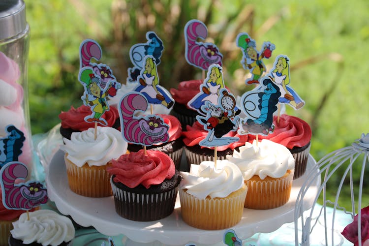 Alice In The Wonderland Themed Cupcakes