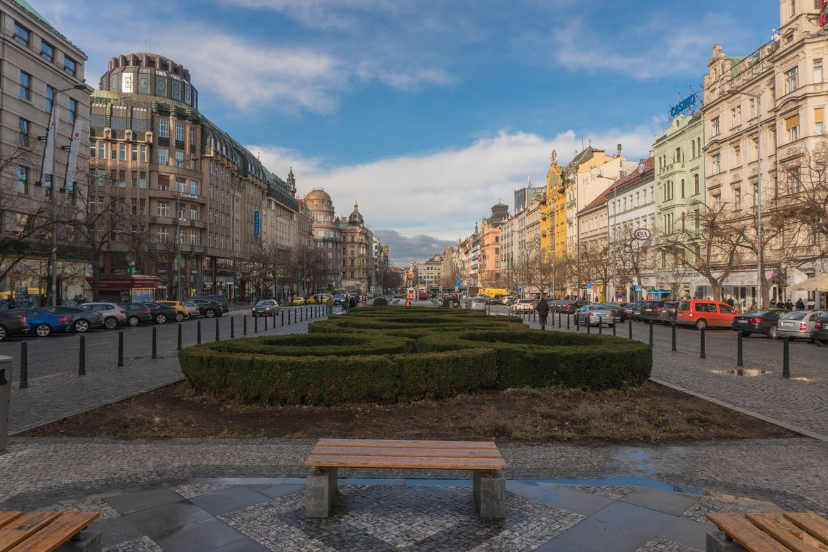 Piața Vencesla din Praga, cu bulevardul larg și clădirile ei istorice