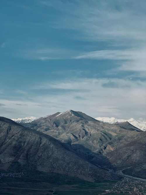 Free Scenic view of mountain range under blue sky in Ranya, Sulaymaniyah. Majestic peaks and expansive landscape. Stock Photo