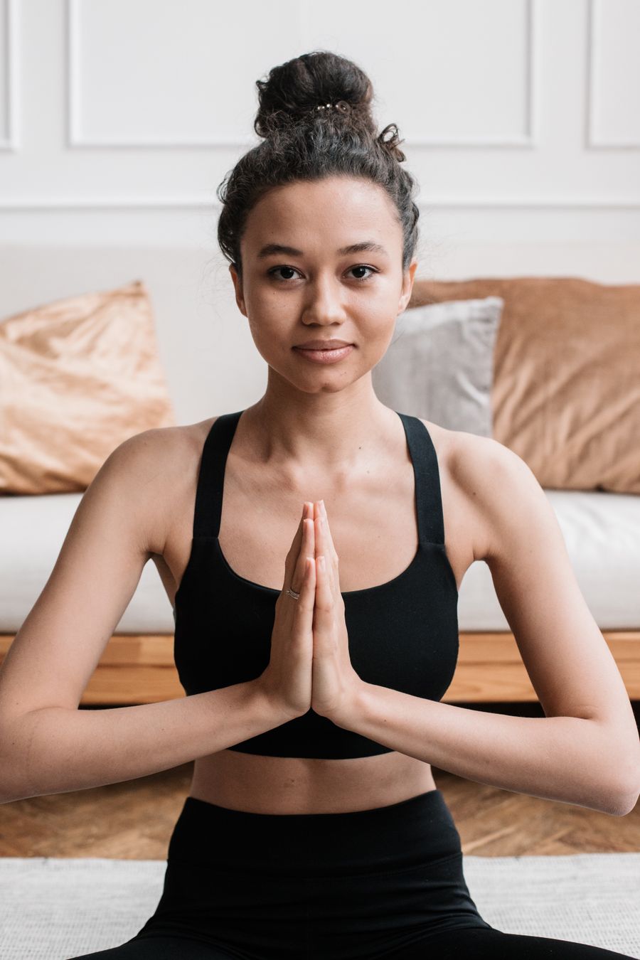 Posture de yoga réalisée à l’intérieur, illustration