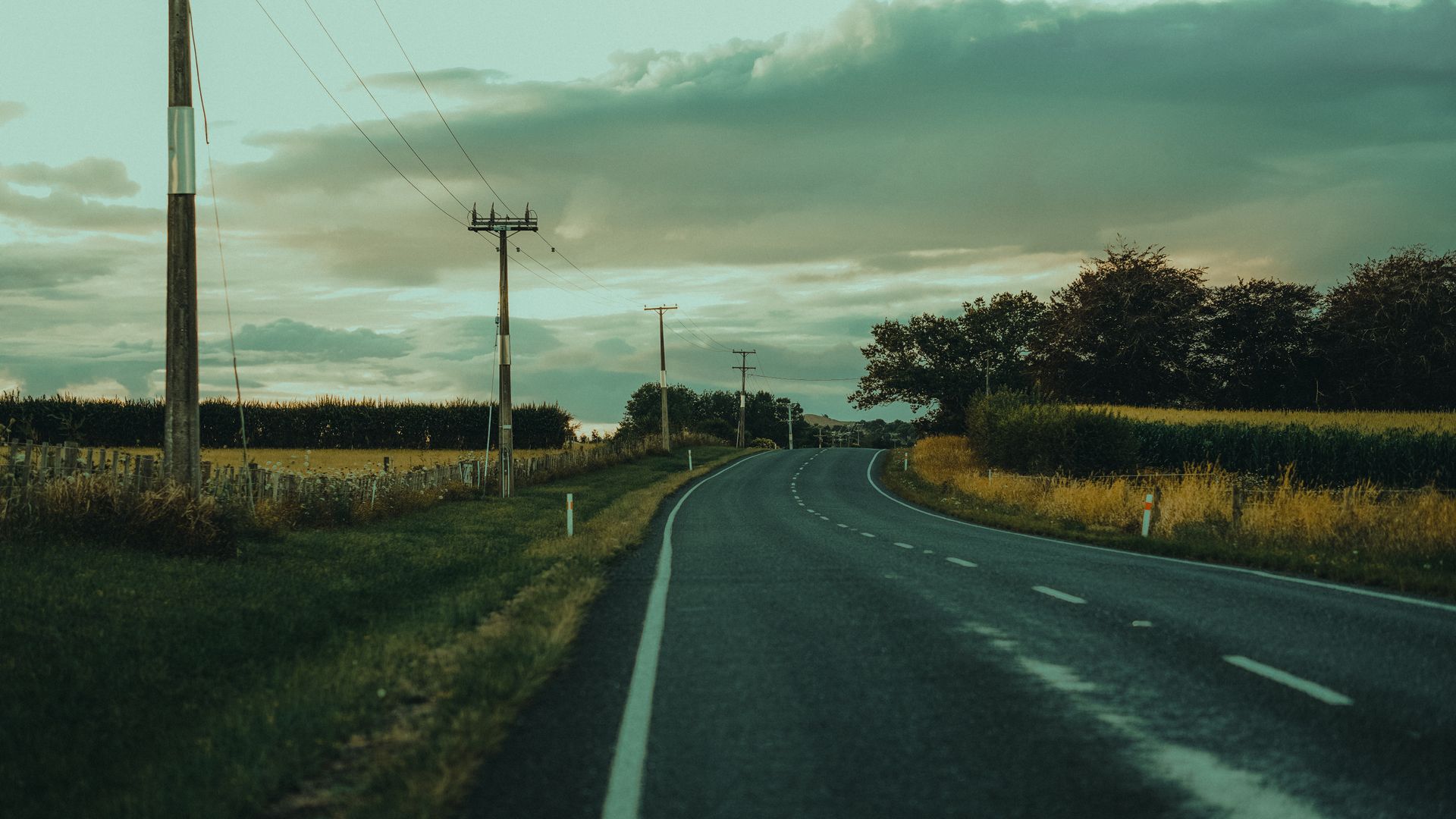 Una carretera vacía al anochecer bajo un cielo nublado