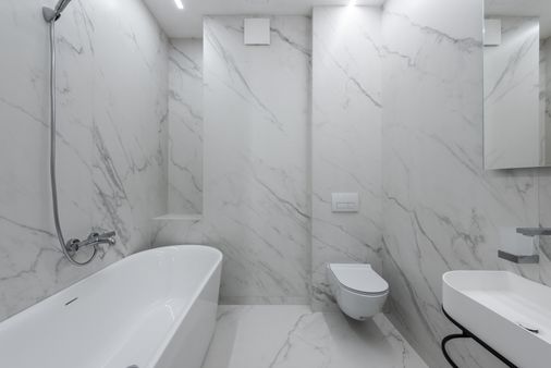 Instalar azulejos en el baño