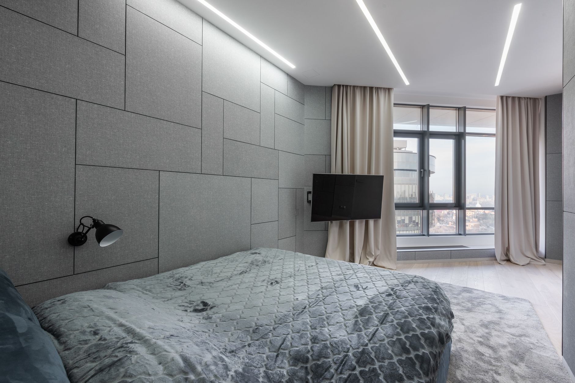 Müalicə müddətində qalmaq üçün rahat və işıqlı otel otağı