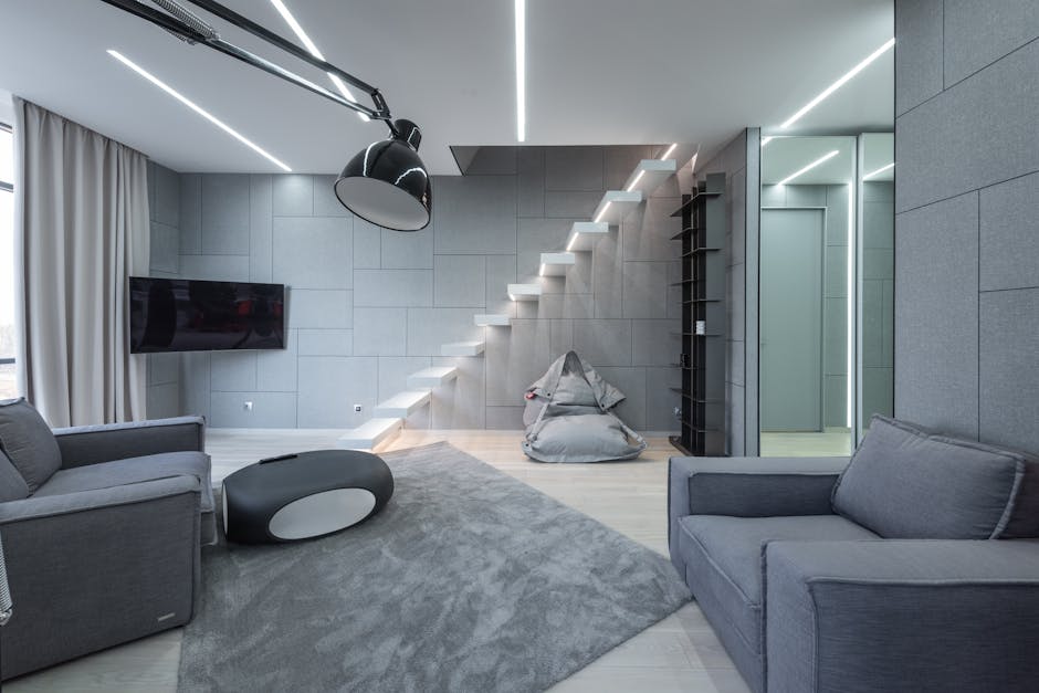 Antresola w salonie w stylu loft z metalowymi schodami i wysoką balustradą w stonowanych szarościach