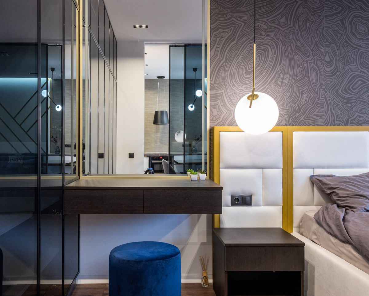 Interior luminos cu oglindă și decor modern