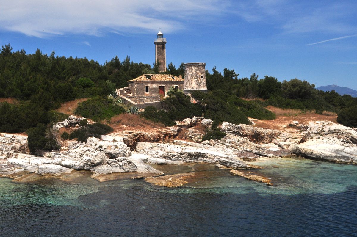 Farul Fanari de lângă Argostoli, Kefalonia, pe coasta stâncoasă