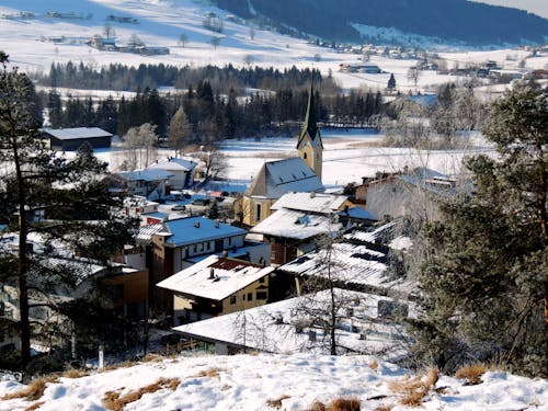 Kostnadsfri bild av bergsby, byggnader, frostigt väder