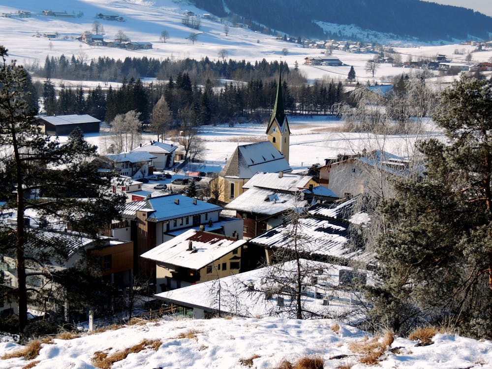 Kostnadsfri bild av bergsby, byggnader, frostigt väder