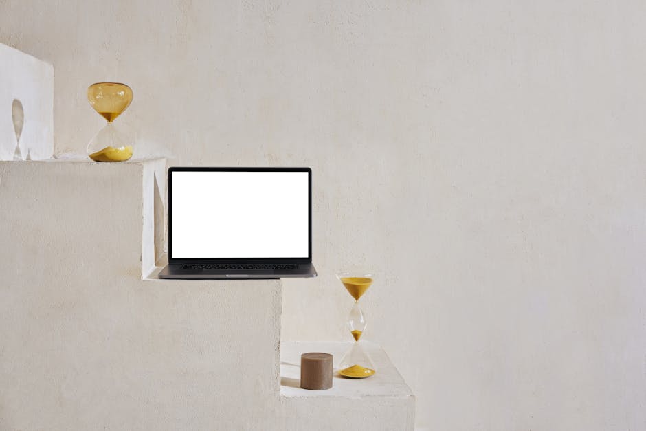 Esimerkkiprosessi: 30 minuuttia CV-pohjan päivittämiseen Esimerkkiprosessi: 30 minuuttia CV-pohjan päivittämiseen - Netbook with white screen placed on white stone stairs near sand g