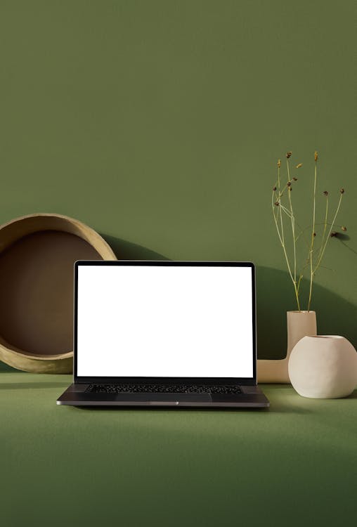 Macbook Pro Auf Grünem Tisch