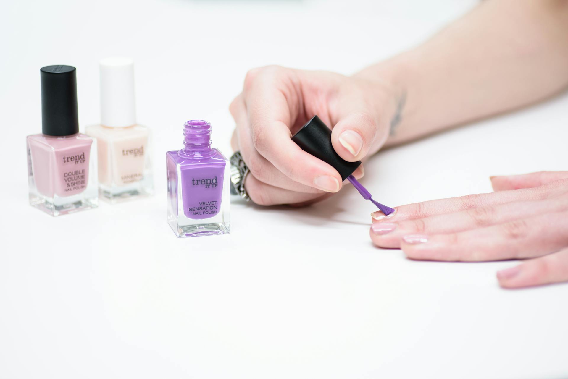 Une personne qui applique du vernis à ongles