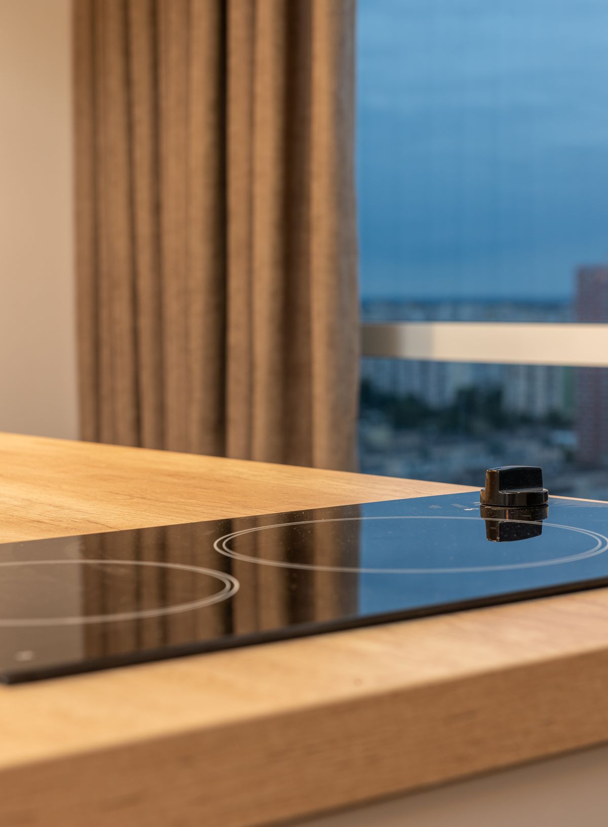 Cooktop elétrico de vidro instalado em uma cozinha moderna