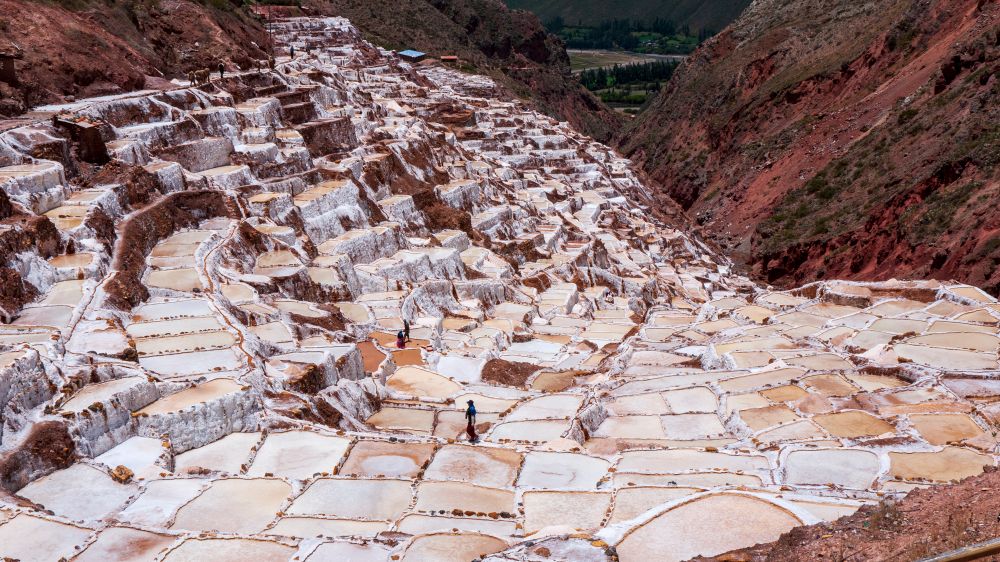 Salineras de Maras: terrazas blancas de sal cayendo entre paredes rojizas del Valle Sagrado