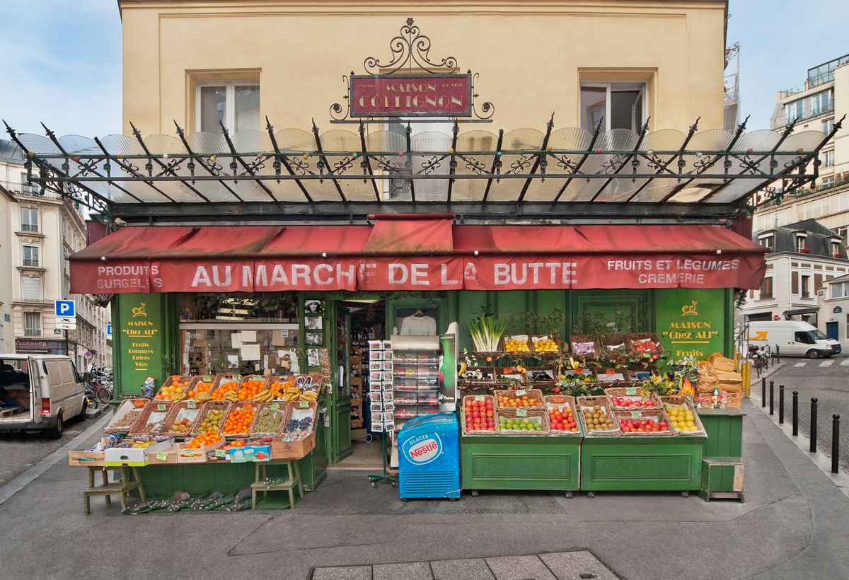 Standul cu fructe și legume proaspete al unui magazin alimentar din Paris