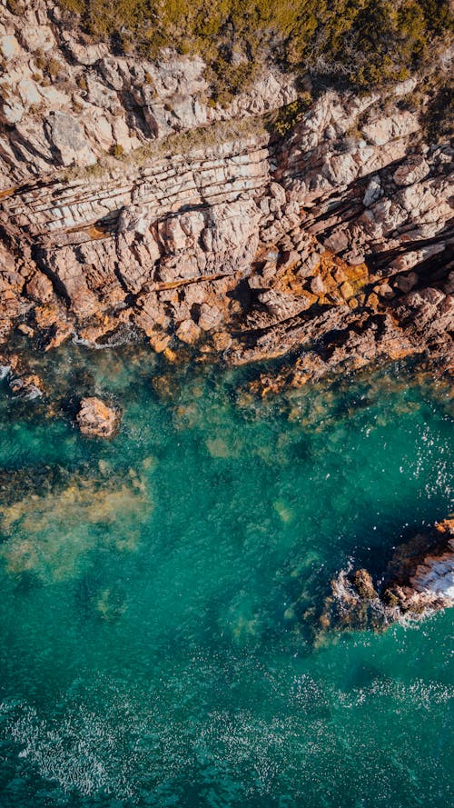 Foto d'estoc gratuïta de cos d'aigua, formacions rocoses, foto des d'un dron