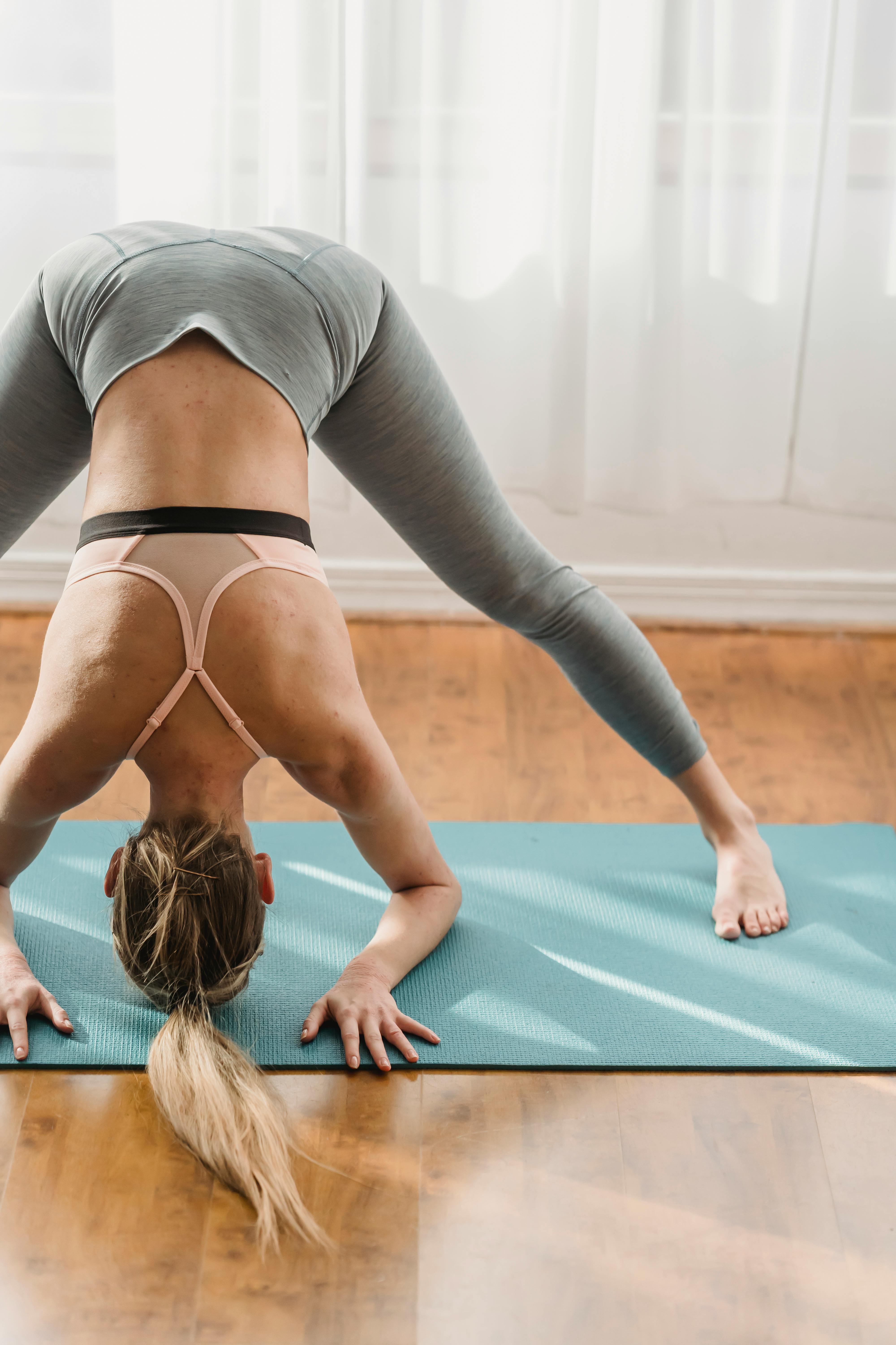 una mujer haciendo ejercicio de yoga en casa 9275808 Foto de stock en  Vecteezy