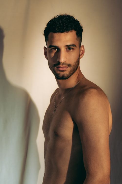 Free Artistic portrait of a shirtless man with dramatic shadow and lighting effects. Stock Photo