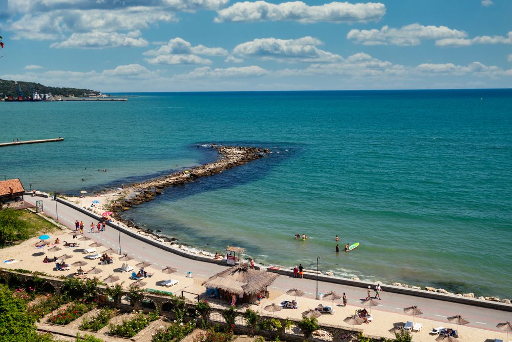 Plajă din Bulgaria cu umbrele colorate și apă limpede, văzută de sus