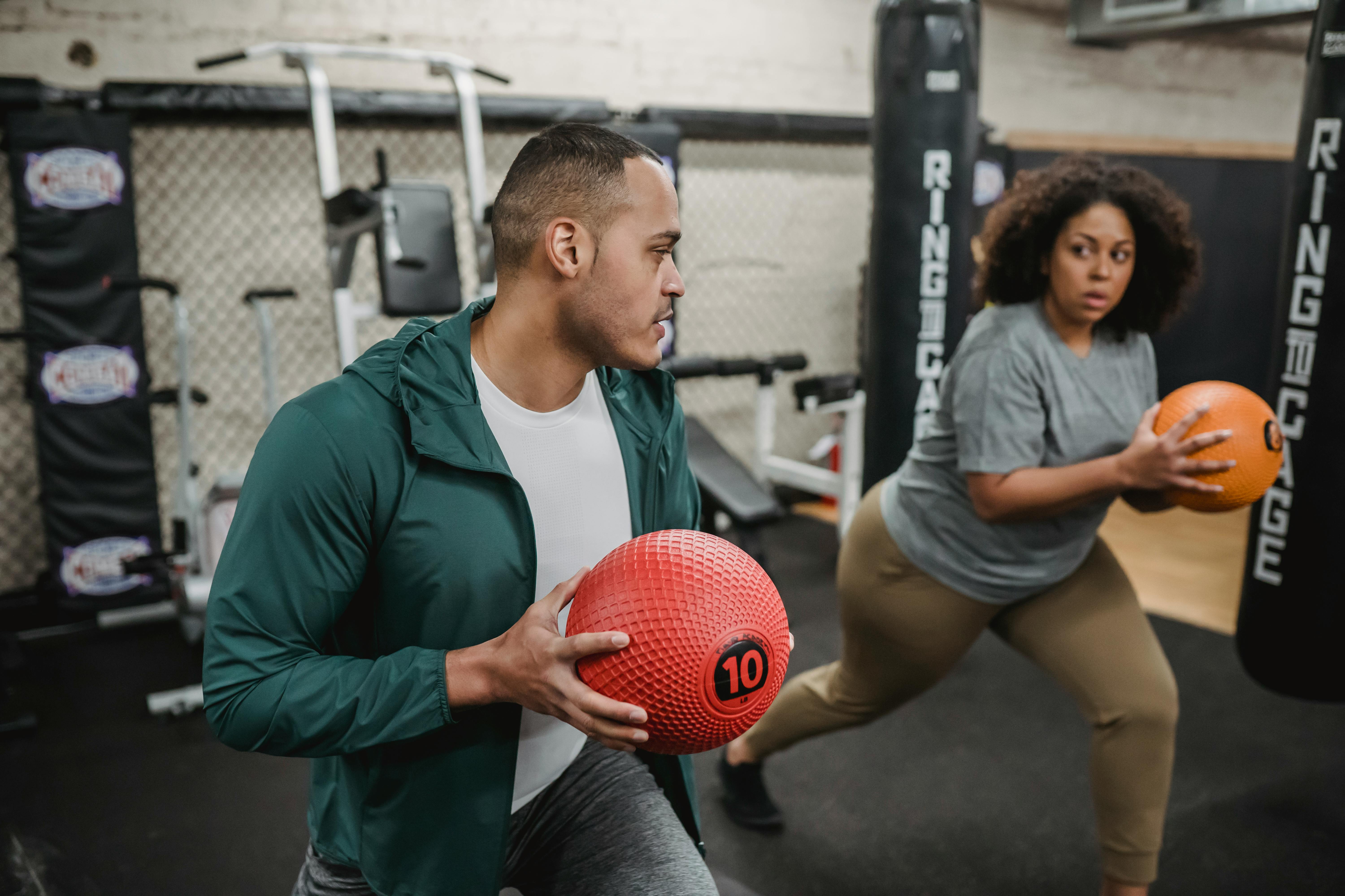 Coach and plus size black woman training with ball · Free Stock Photo