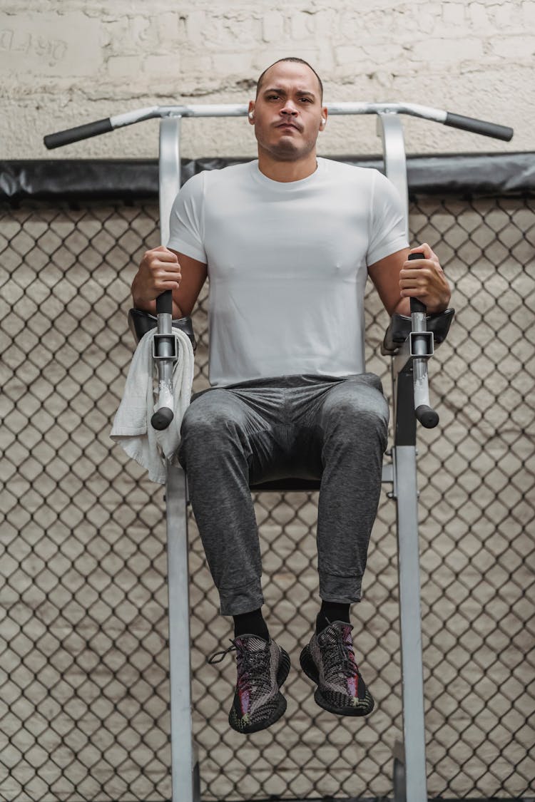 Concentrated Black Sportsman Doing Exercise For Abs During Workout