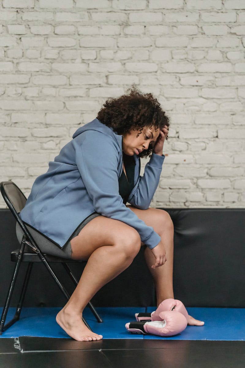 Pessoa caminhando em ambiente tranquilo simbolizando redução de inflamação e estresse