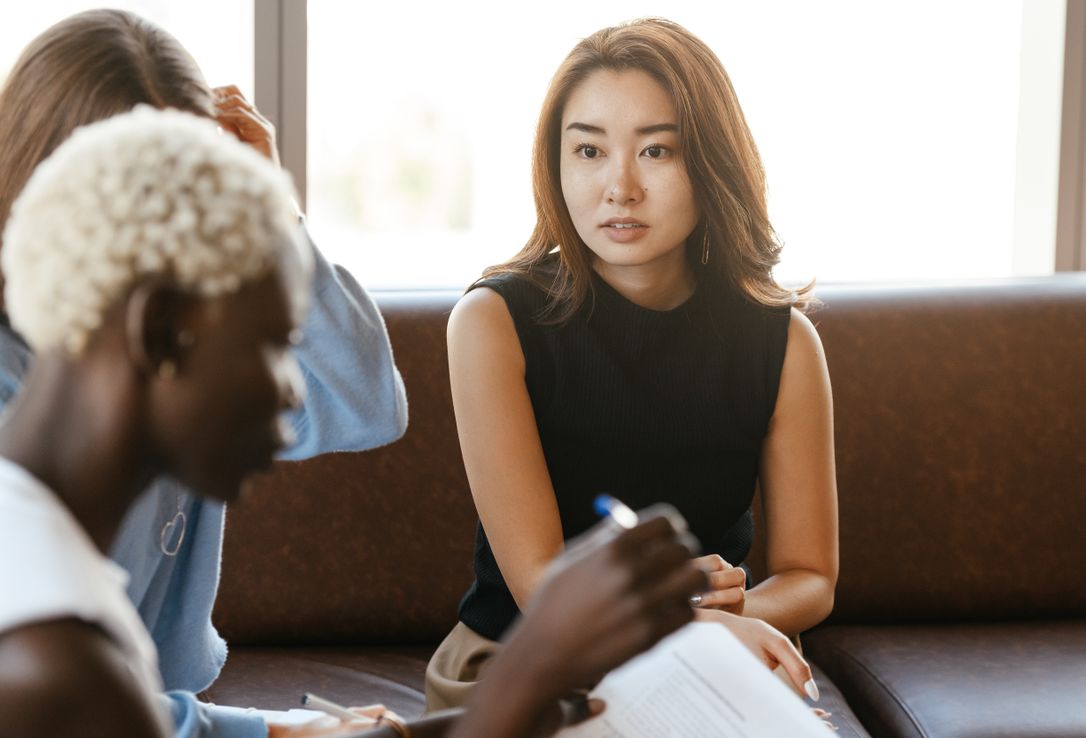 Online dating: starting a conversation on a niche platform