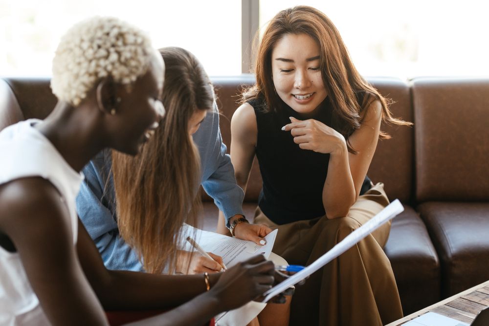 Grupo diverso de mulheres em reunião de negócios colaborativa
