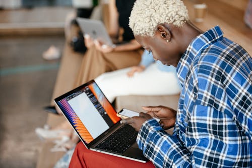 Mann Im Blauen Und Weißen Karierten Hemd Unter Verwendung Des Schwarzen Laptop Computers