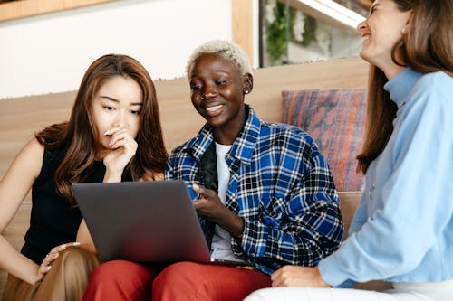 Man En Vrouw Zittend Op De Bank